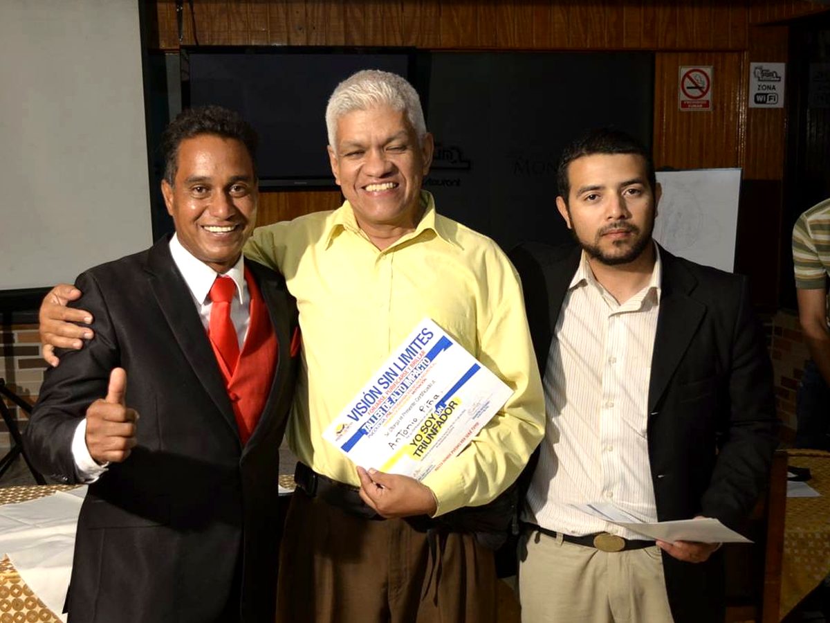 Entrega de certificados a participantes de un taller de Eduardo Agüero