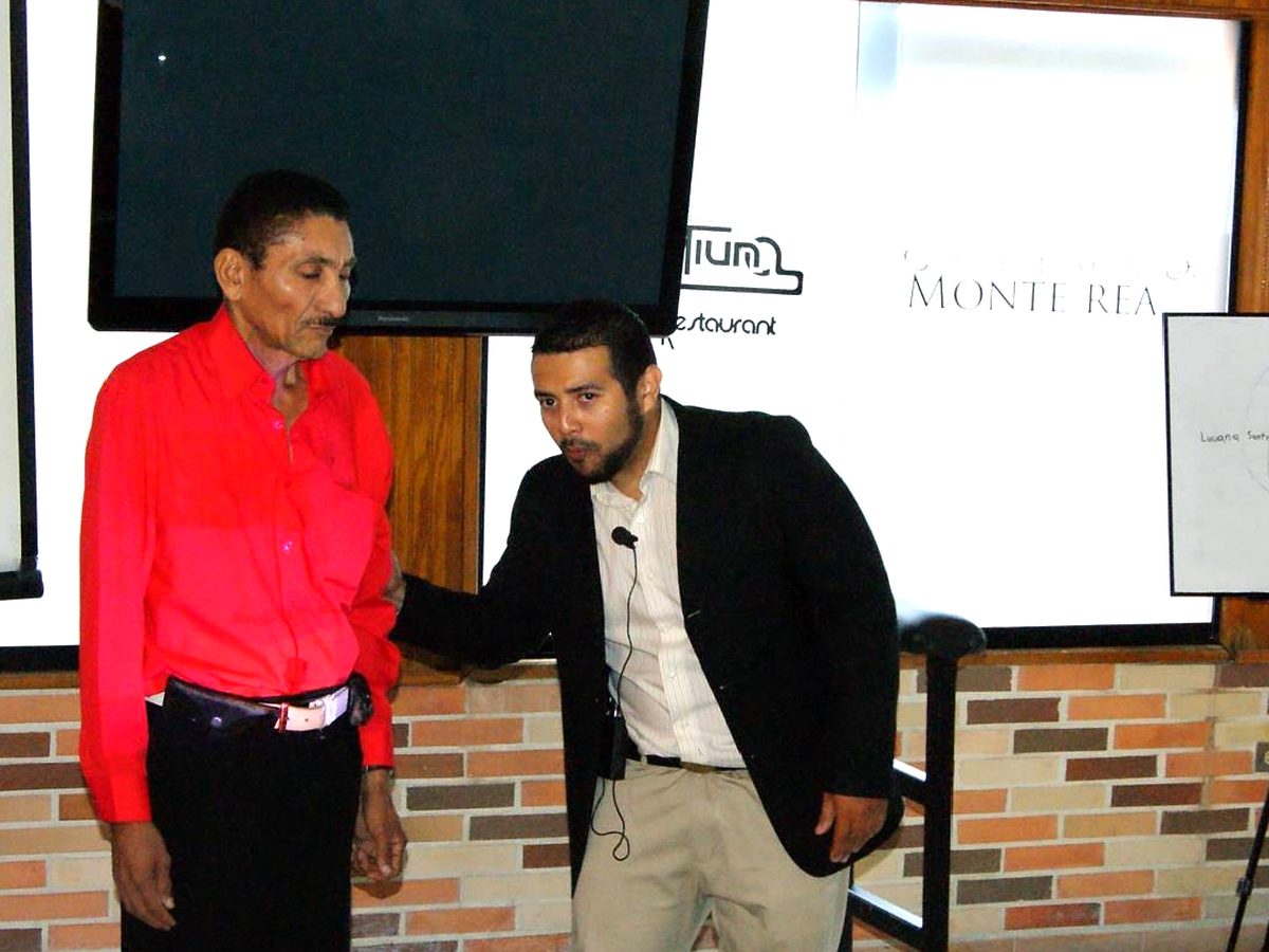 Eduardo Agüero acompañando a un participante durante un taller