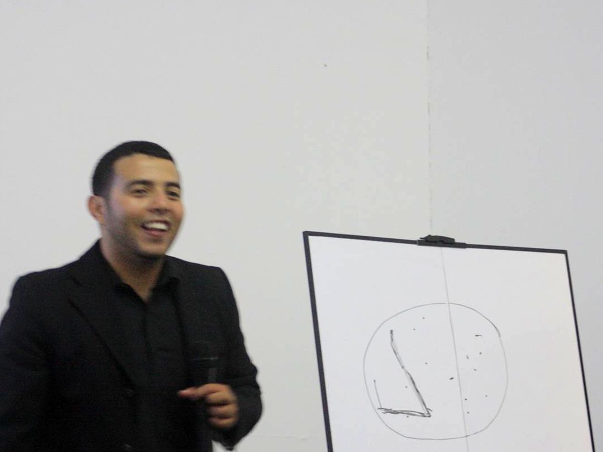 Eduardo Agüero explicando frente a un rotafolio durante una formación